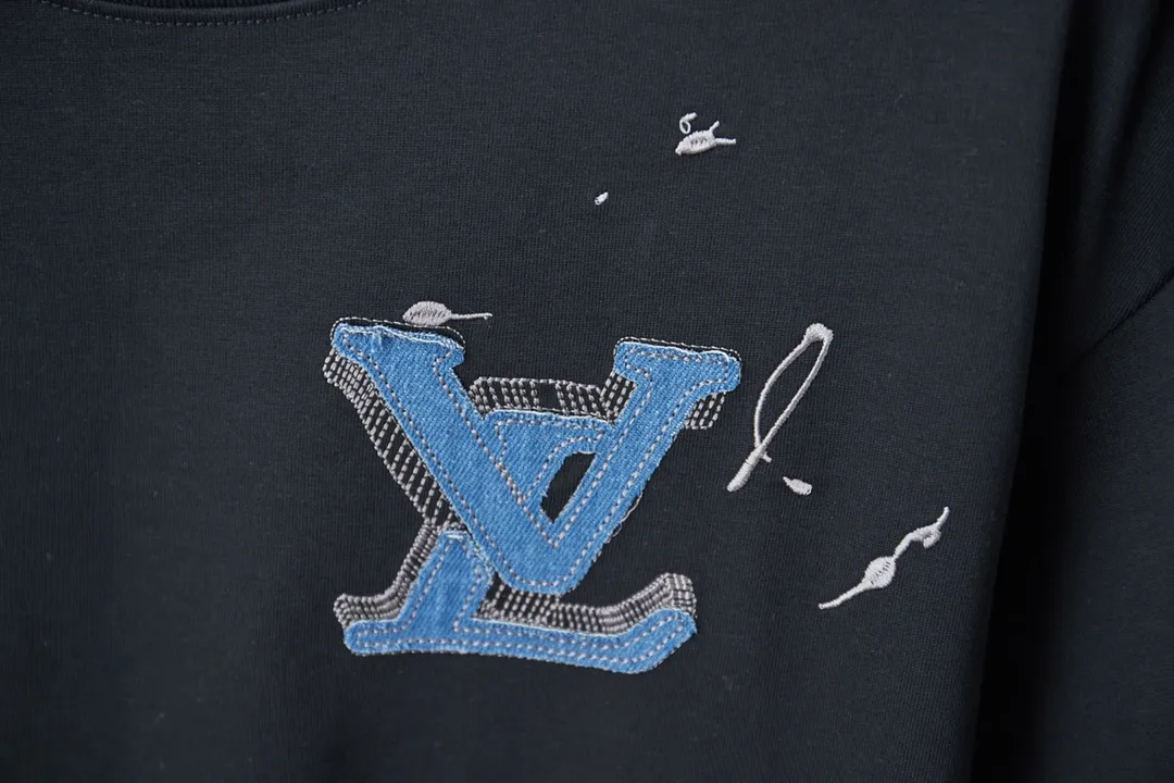 🅿️200 1V 25SS early spring new style denim splicing embroidery LV short sleeves light luxury essential item for daily commuting for men and women correct version welcome to compare detailed features · 320g 100% pure cotton double yarn jersey fabric · Special thickened 32 pieces of double-strand 1X1 thread in the same vat custom dyeing · Denim cutting and splicing ➕Various embroidery craft letters · Double needle stitching across seams · Original main mark, washed tag, brand moisture-proof paper packaging Color: black/white Size: S/M/L/XL